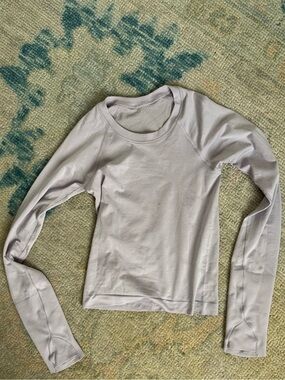 Lululemon Swiftly Tech Long-Sleeve Shirt 2.0
Waist Length size O light purple